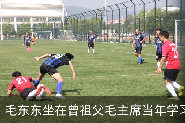 毛东东坐在曾祖父毛主席当年学习的课桌前，相貌神态酷似曾祖父